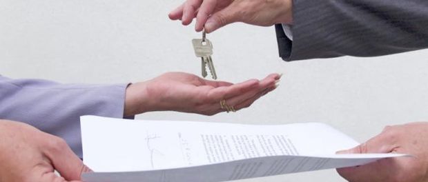 Los extranjeros compraron 18.561 pisos en España en 2010, el 4,4% del total vendidos